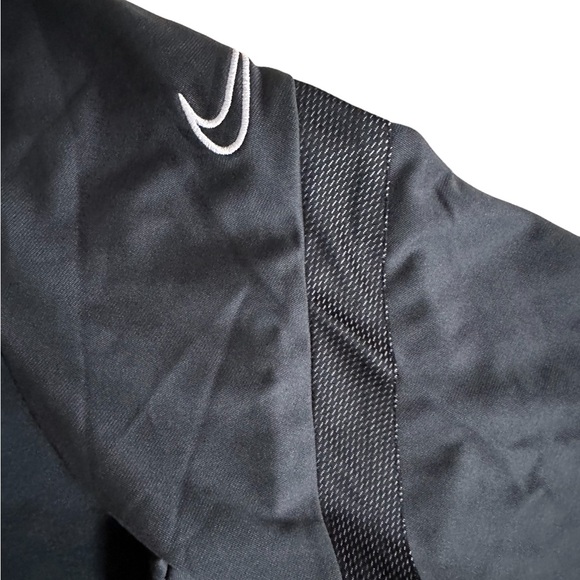 Nike Slim Fit, Quick Dry 1/4 Zip Top - Picture 3 of 6